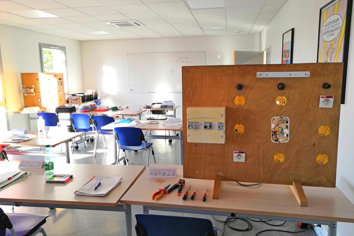 Salle de formation technique en électricité